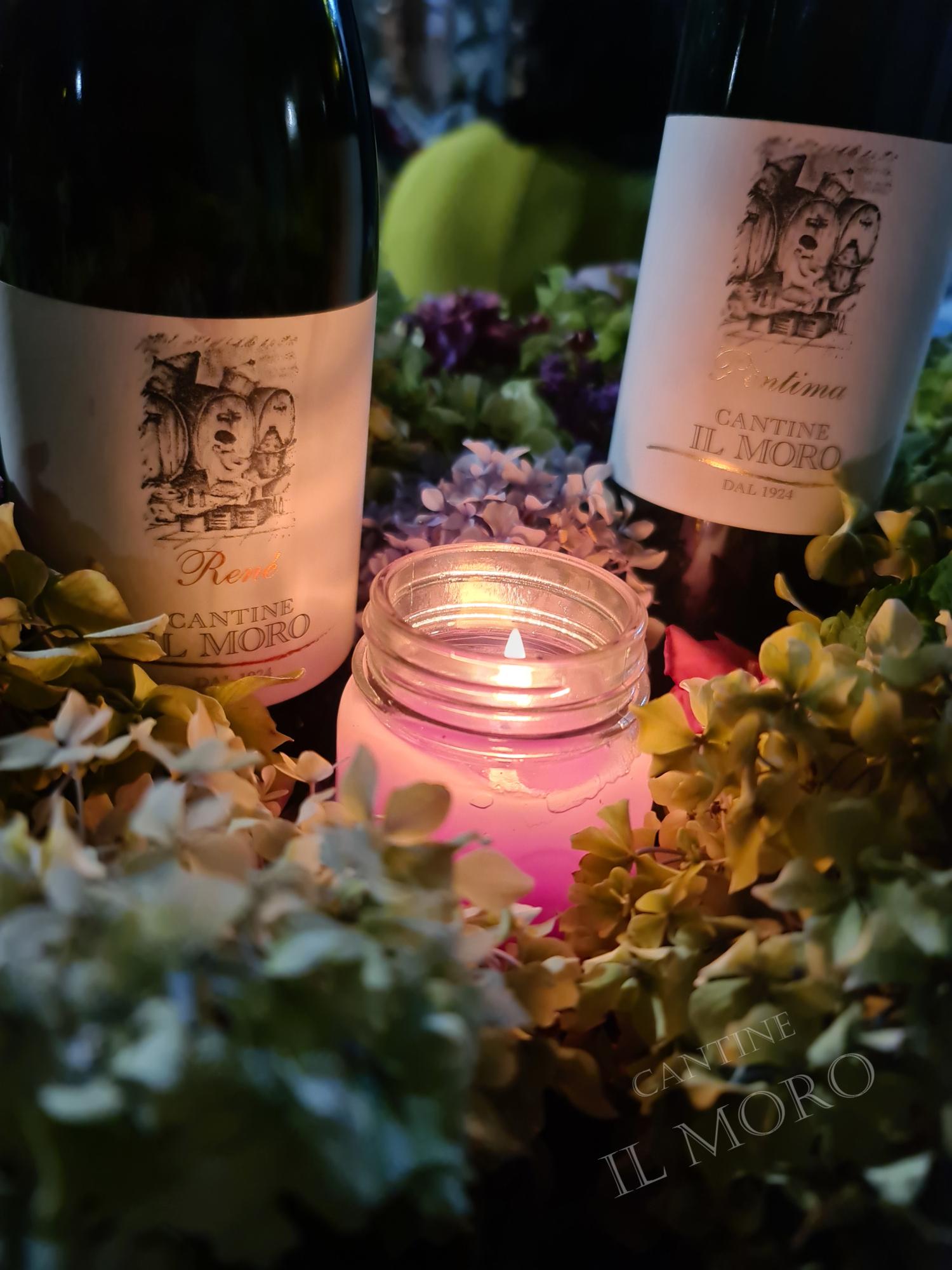 bottiglie di vino e fiori