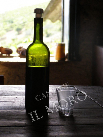 bottiglia di vino con bicchiere sul tavolo