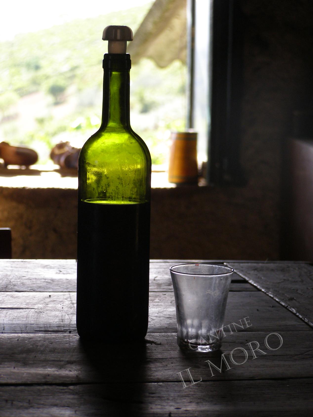 bottiglia di vino con bicchiere sul tavolo